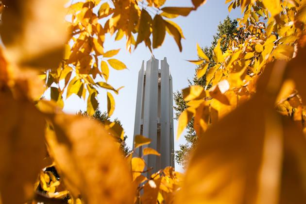 纪念钟楼矗立在西北校区的中央，不仅是纪念战争老兵，也是纪念已故的澳门网上博彩官方网站和员工.